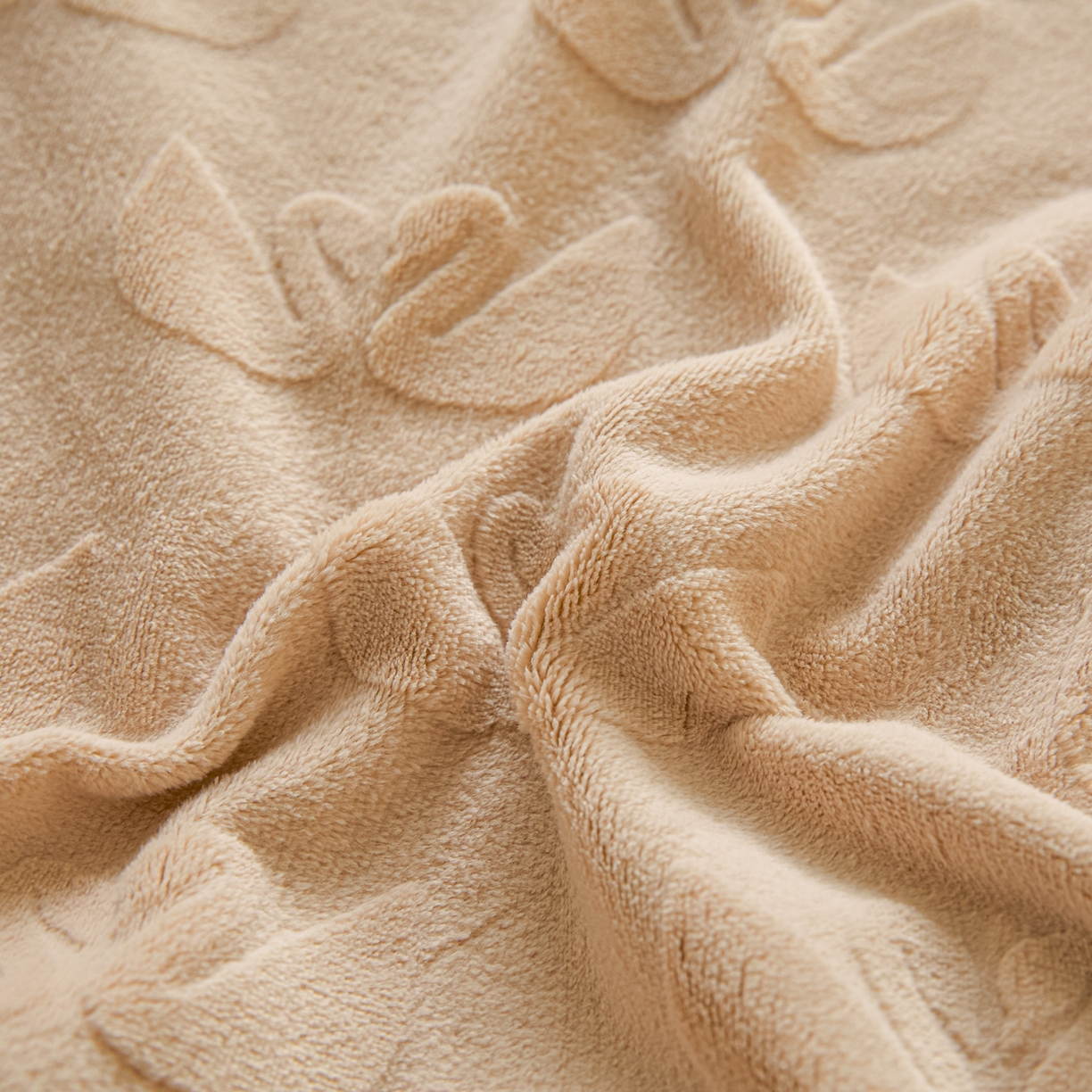 91家纺网 家纺一手货源 找家纺 乐美家纺 2025新款A类高克重牛奶绒雕花床笠三件套 天鹅湖畔（奶咖）