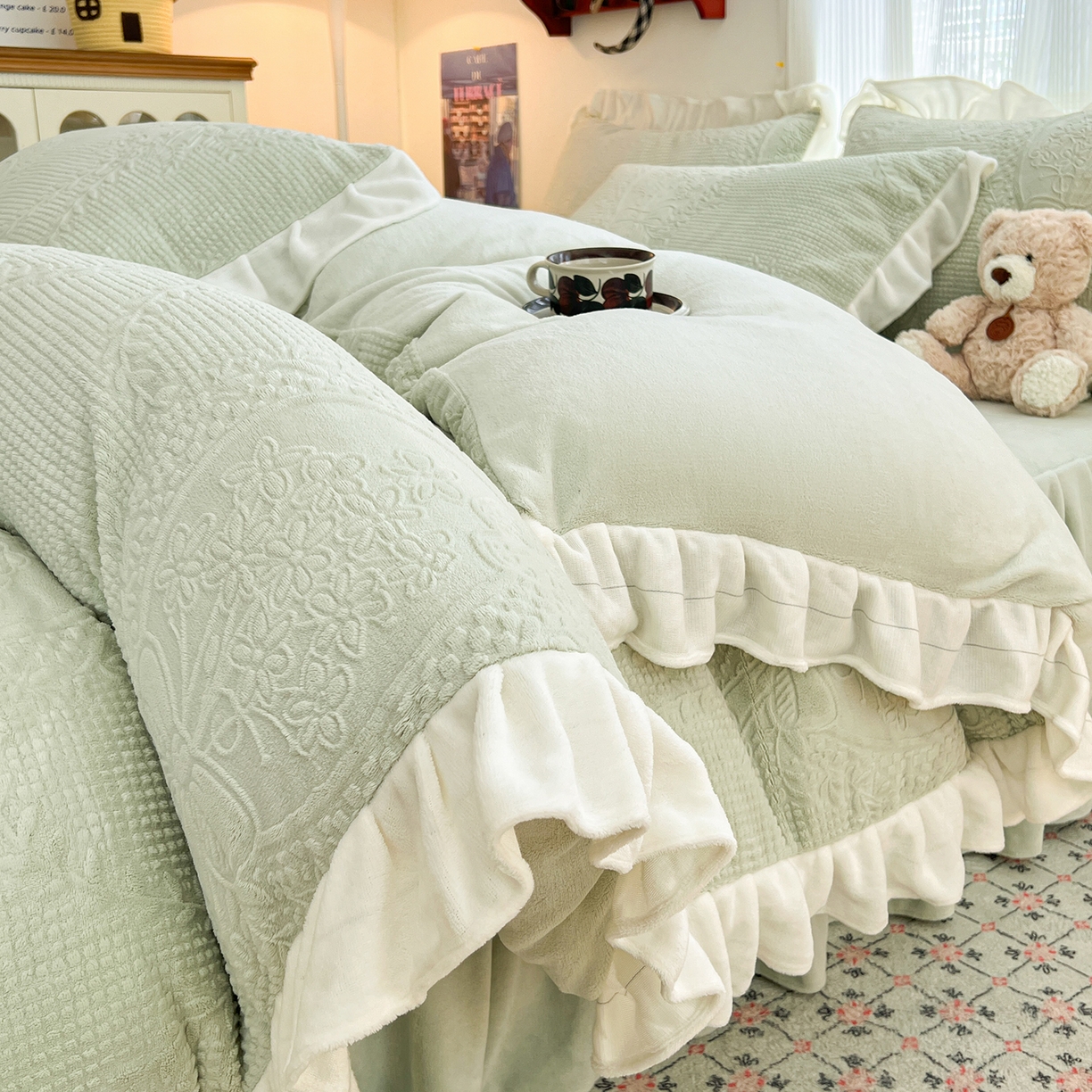 91家纺网 家纺一手货源 找家纺 安哆啦家纺 2025新款法式雕花牛奶绒花边四件套 花精灵-绿