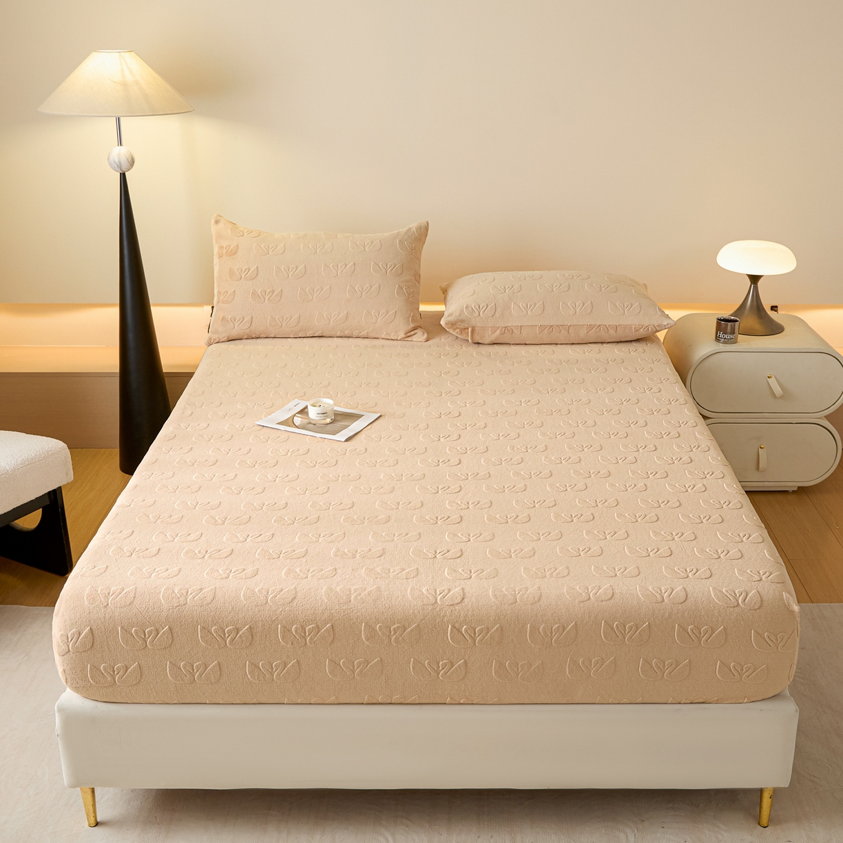 91家纺网 家纺一手货源 找家纺 乐美家纺 2025新款A类高克重牛奶绒雕花床笠三件套 天鹅湖畔（奶咖）