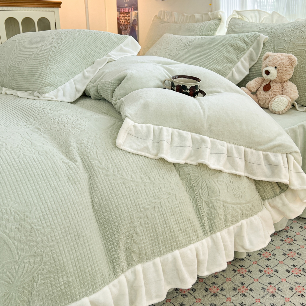 91家纺网 家纺一手货源 找家纺 安哆啦家纺 2025新款法式雕花牛奶绒花边四件套 花精灵-绿