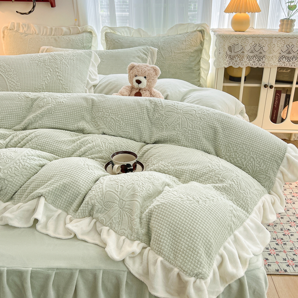 91家纺网 家纺一手货源 找家纺 安哆啦家纺 2025新款法式雕花牛奶绒花边四件套 花精灵-绿