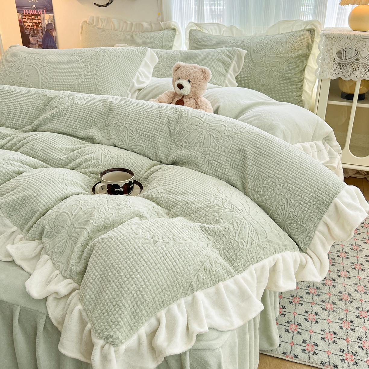 91家纺网 家纺一手货源 找家纺 安哆啦家纺 2025新款法式雕花牛奶绒花边四件套 花精灵-绿