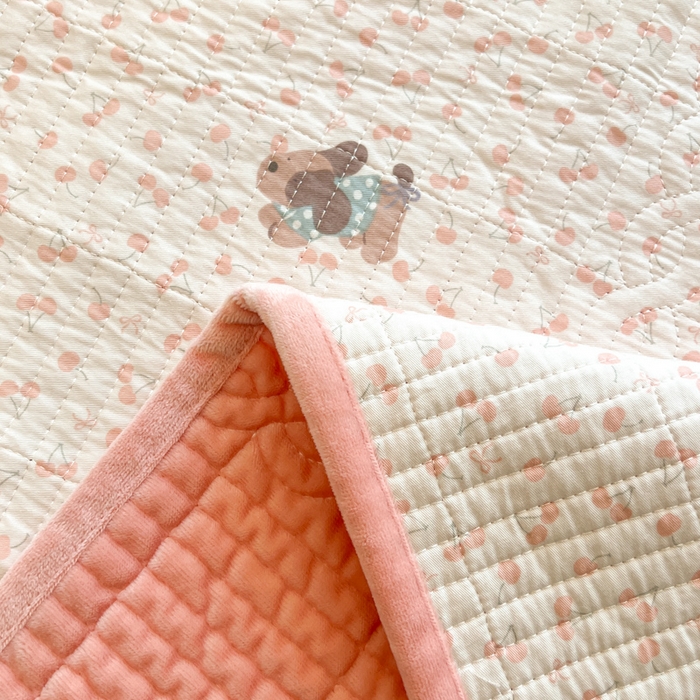 91家纺网 家纺一手货源 找家纺 沐纯家居 2025新款婴儿绒纯棉水洗床盖俏皮狗-粉