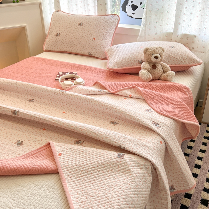 91家纺网 家纺一手货源 找家纺 沐纯家居 2025新款婴儿绒纯棉水洗床盖俏皮狗-粉