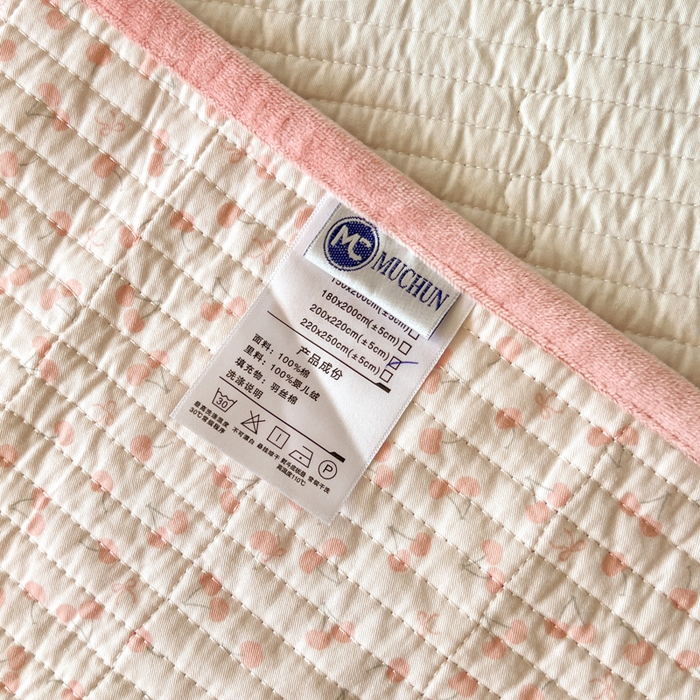 91家纺网 家纺一手货源 找家纺 沐纯家居 2025新款婴儿绒纯棉水洗床盖俏皮狗-粉