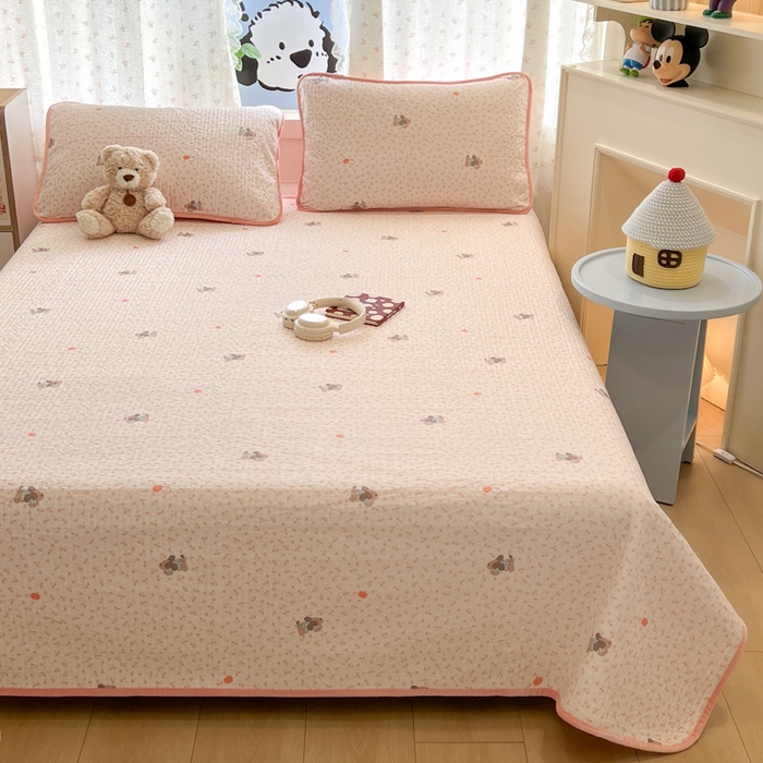 91家纺网 家纺一手货源 找家纺 沐纯家居 2025新款婴儿绒纯棉水洗床盖俏皮狗-粉