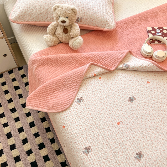 91家纺网 家纺一手货源 找家纺 沐纯家居 2025新款婴儿绒纯棉水洗床盖俏皮狗-粉