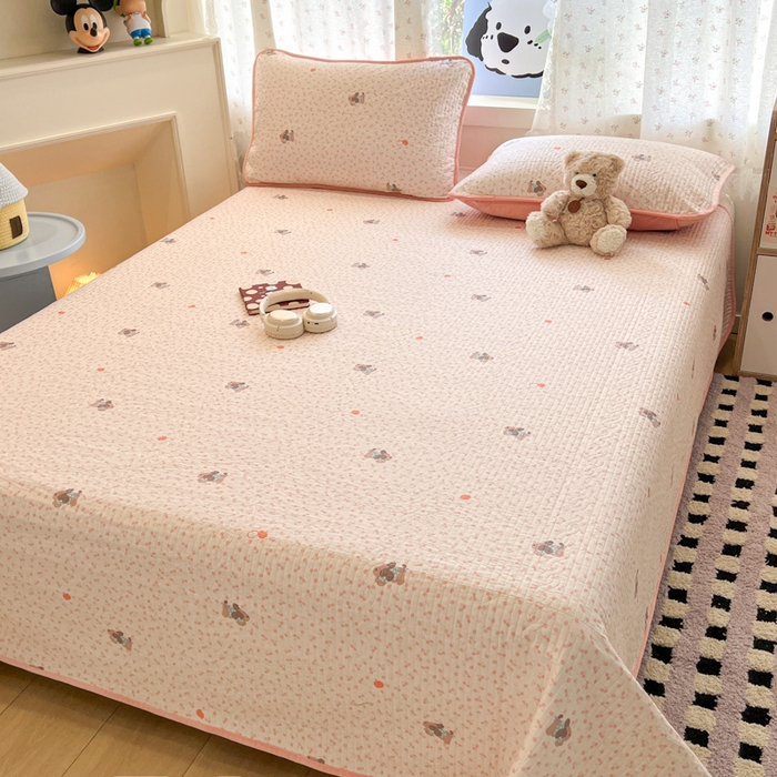 91家纺网 家纺一手货源 找家纺 沐纯家居 2025新款婴儿绒纯棉水洗床盖俏皮狗-粉