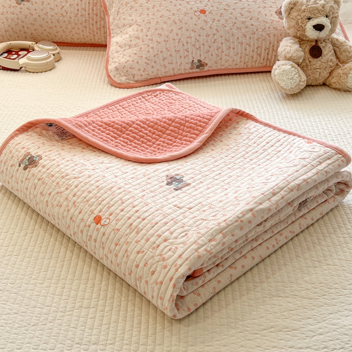 91家纺网 家纺一手货源 找家纺 沐纯家居 2025新款婴儿绒纯棉水洗床盖俏皮狗-粉
