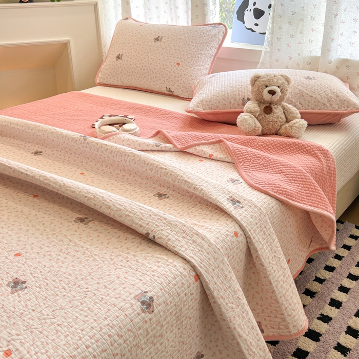 91家纺网 家纺一手货源 找家纺 沐纯家居 2025新款婴儿绒纯棉水洗床盖俏皮狗-粉