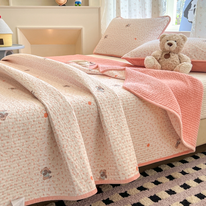 91家纺网 家纺一手货源 找家纺 沐纯家居 2025新款婴儿绒纯棉水洗床盖俏皮狗-粉