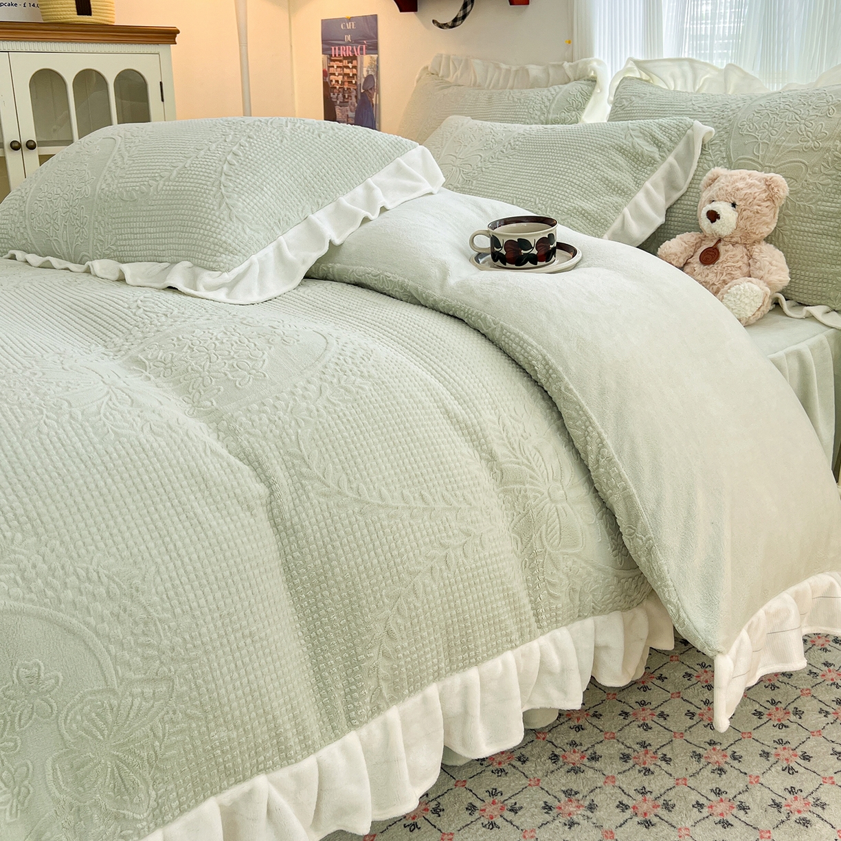 91家纺网 家纺一手货源 找家纺 安哆啦家纺 2025新款法式雕花牛奶绒花边四件套 花精灵-绿