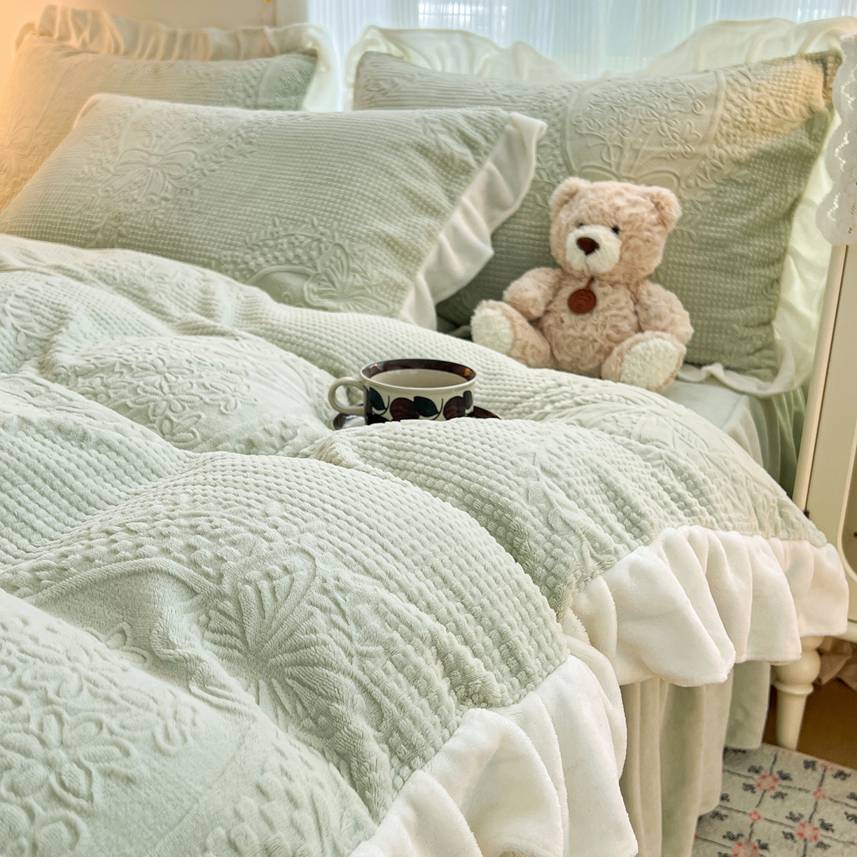 91家纺网 家纺一手货源 找家纺 安哆啦家纺 2025新款法式雕花牛奶绒花边四件套 花精灵-绿