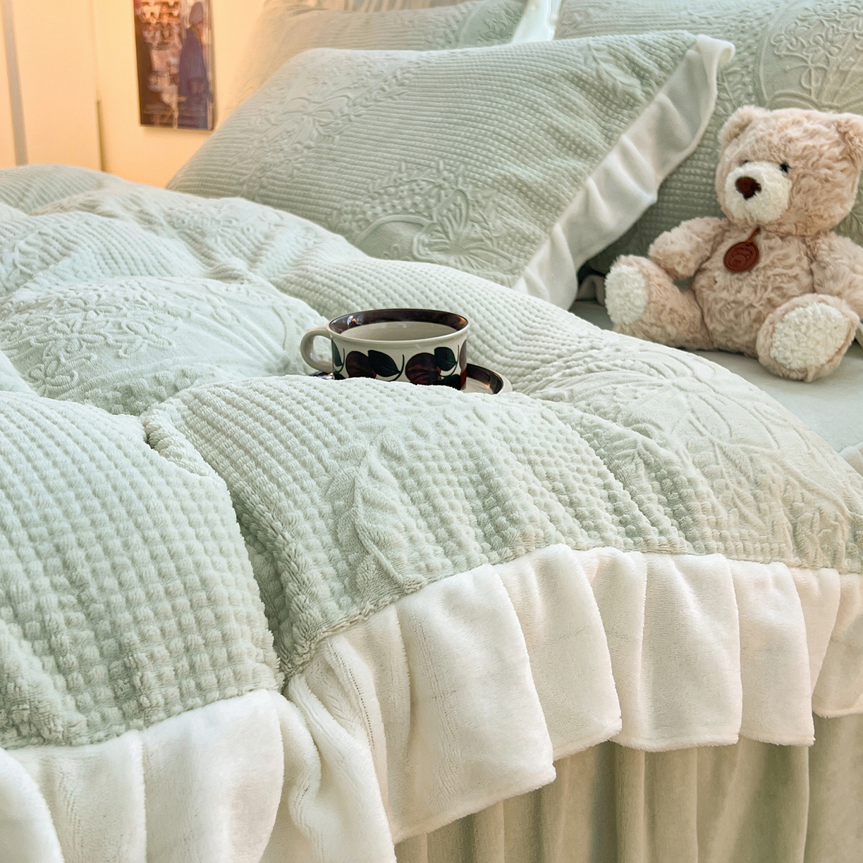 91家纺网 家纺一手货源 找家纺 安哆啦家纺 2025新款法式雕花牛奶绒花边四件套 花精灵-绿