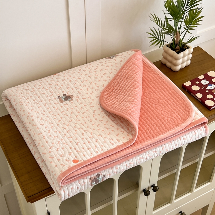 91家纺网 家纺一手货源 找家纺 沐纯家居 2025新款婴儿绒纯棉水洗床盖俏皮狗-粉,俏皮狗-粉