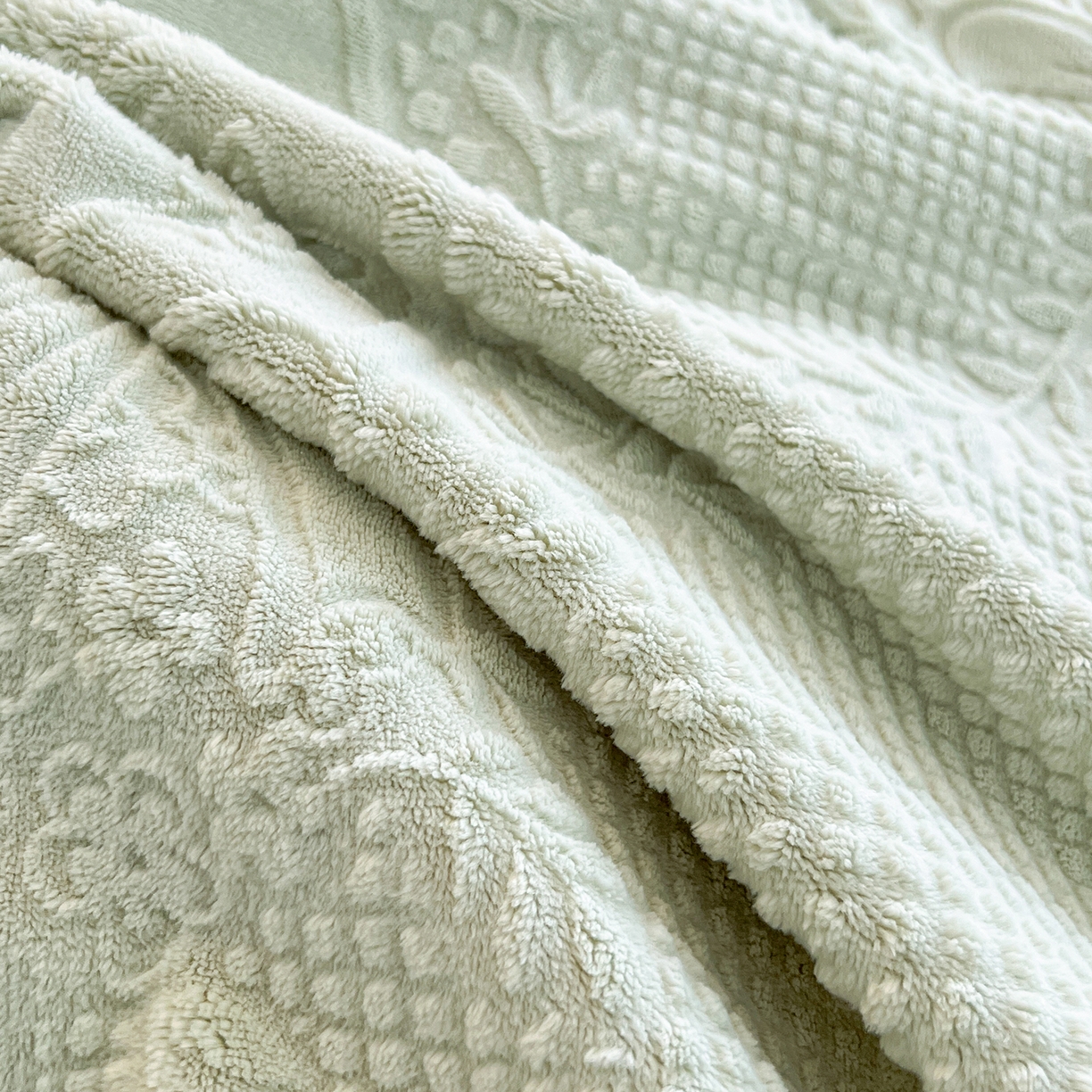 91家纺网 家纺一手货源 找家纺 安哆啦家纺 2025新款法式雕花牛奶绒花边四件套 花精灵-绿