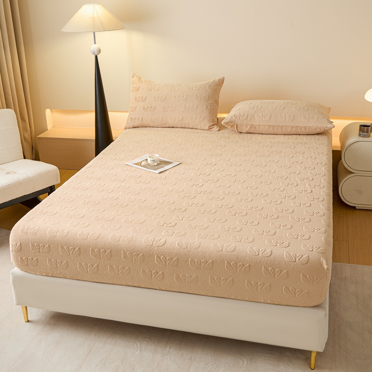 91家纺网 家纺一手货源 找家纺 乐美家纺 2025新款A类高克重牛奶绒雕花床笠三件套 天鹅湖畔（奶咖）