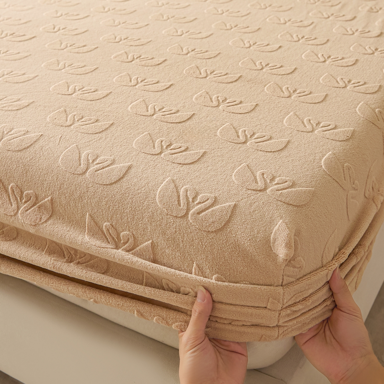 91家纺网 家纺一手货源 找家纺 乐美家纺 2025新款A类高克重牛奶绒雕花床笠三件套 天鹅湖畔（奶咖）