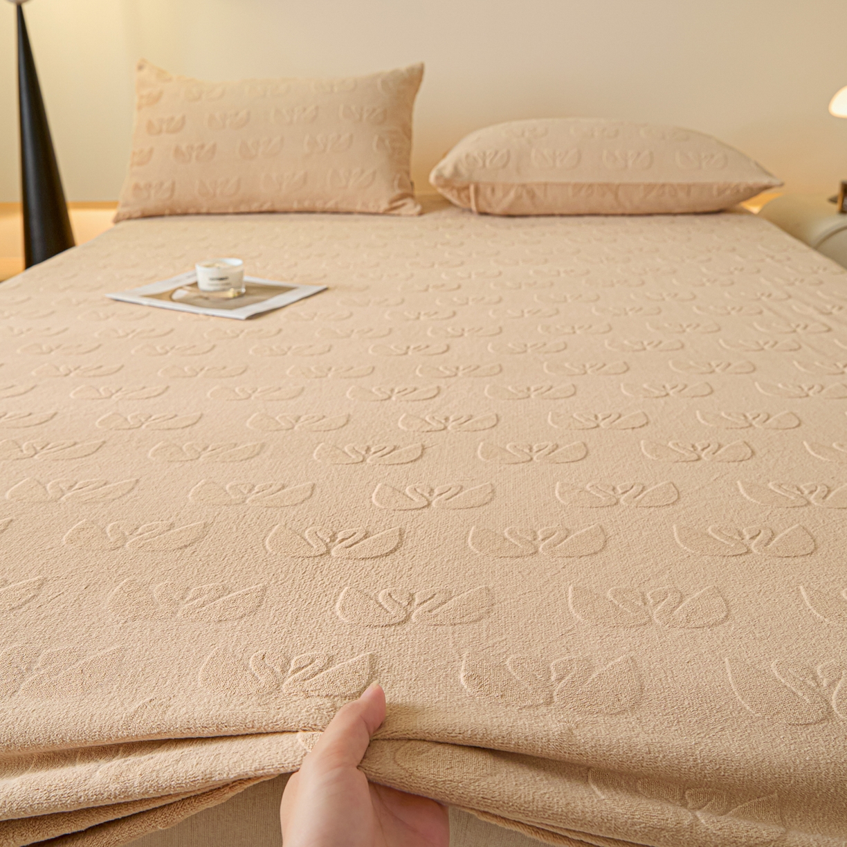 91家纺网 家纺一手货源 找家纺 乐美家纺 2025新款A类高克重牛奶绒雕花床笠三件套 天鹅湖畔（奶咖）