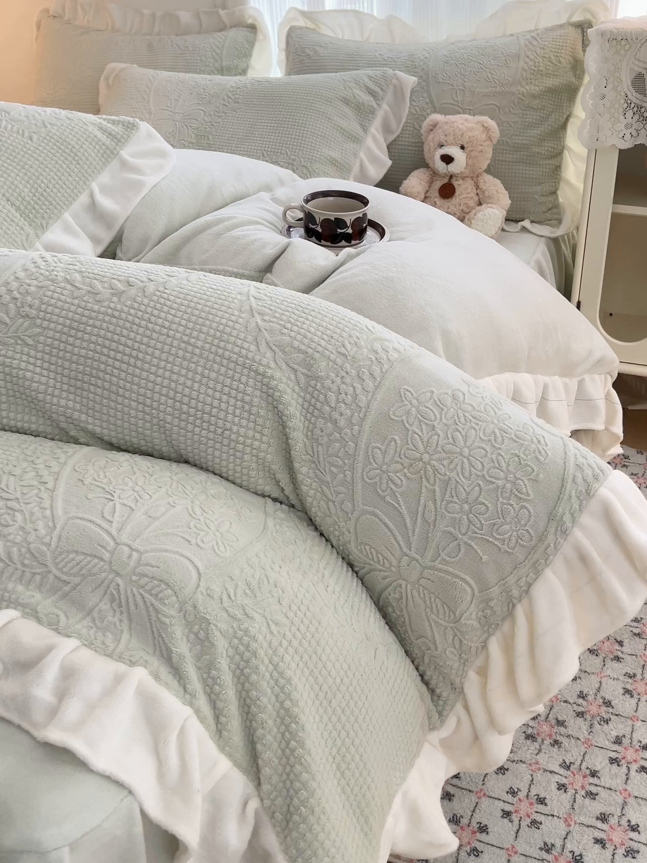 91家纺网 家纺一手货源 找家纺 安哆啦家纺 2025新款法式雕花牛奶绒花边四件套 花精灵-绿