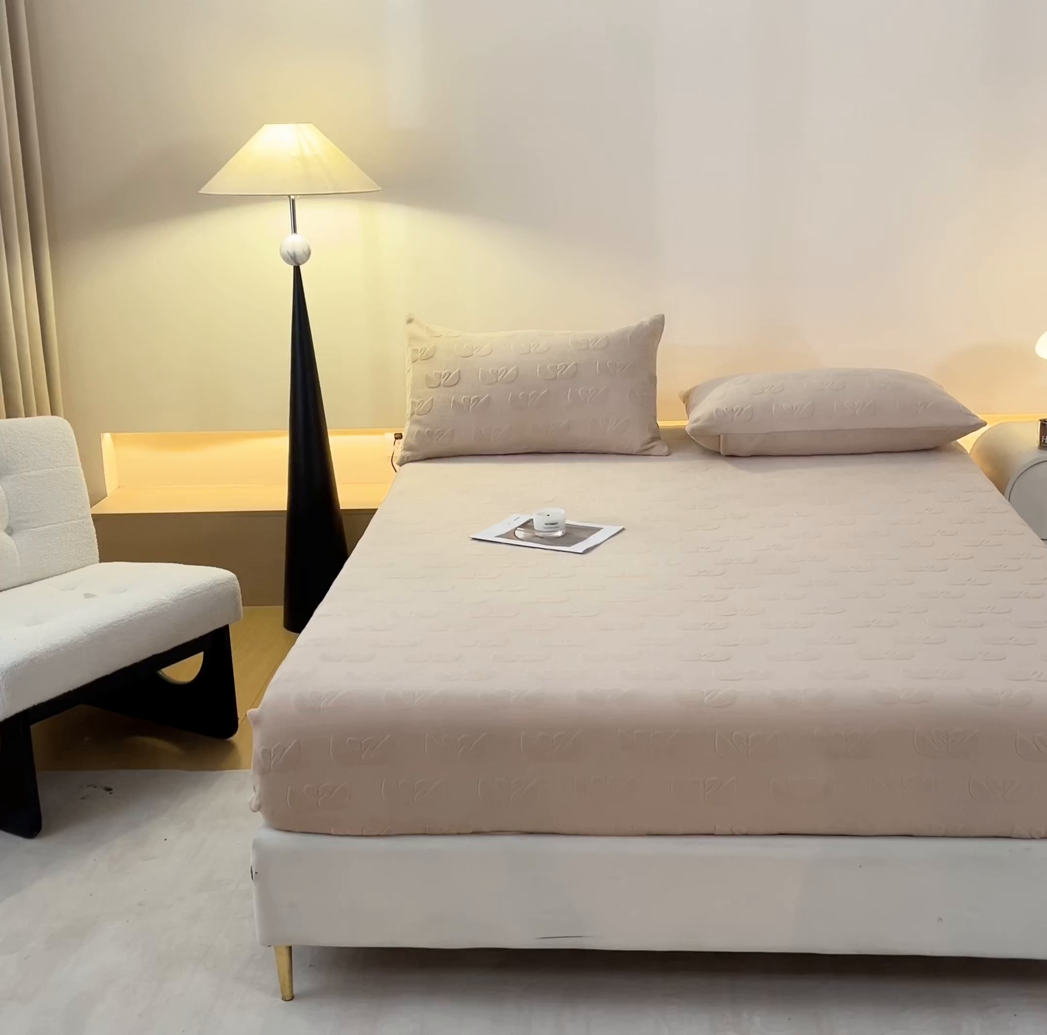 91家纺网 家纺一手货源 找家纺 乐美家纺 2025新款A类高克重牛奶绒雕花床笠三件套 天鹅湖畔（奶咖）