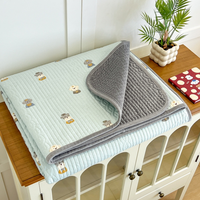 91家纺网 家纺一手货源 找家纺 沐纯家居 2025新款婴儿绒纯棉水洗床盖迎宾狗-灰,迎宾狗-灰