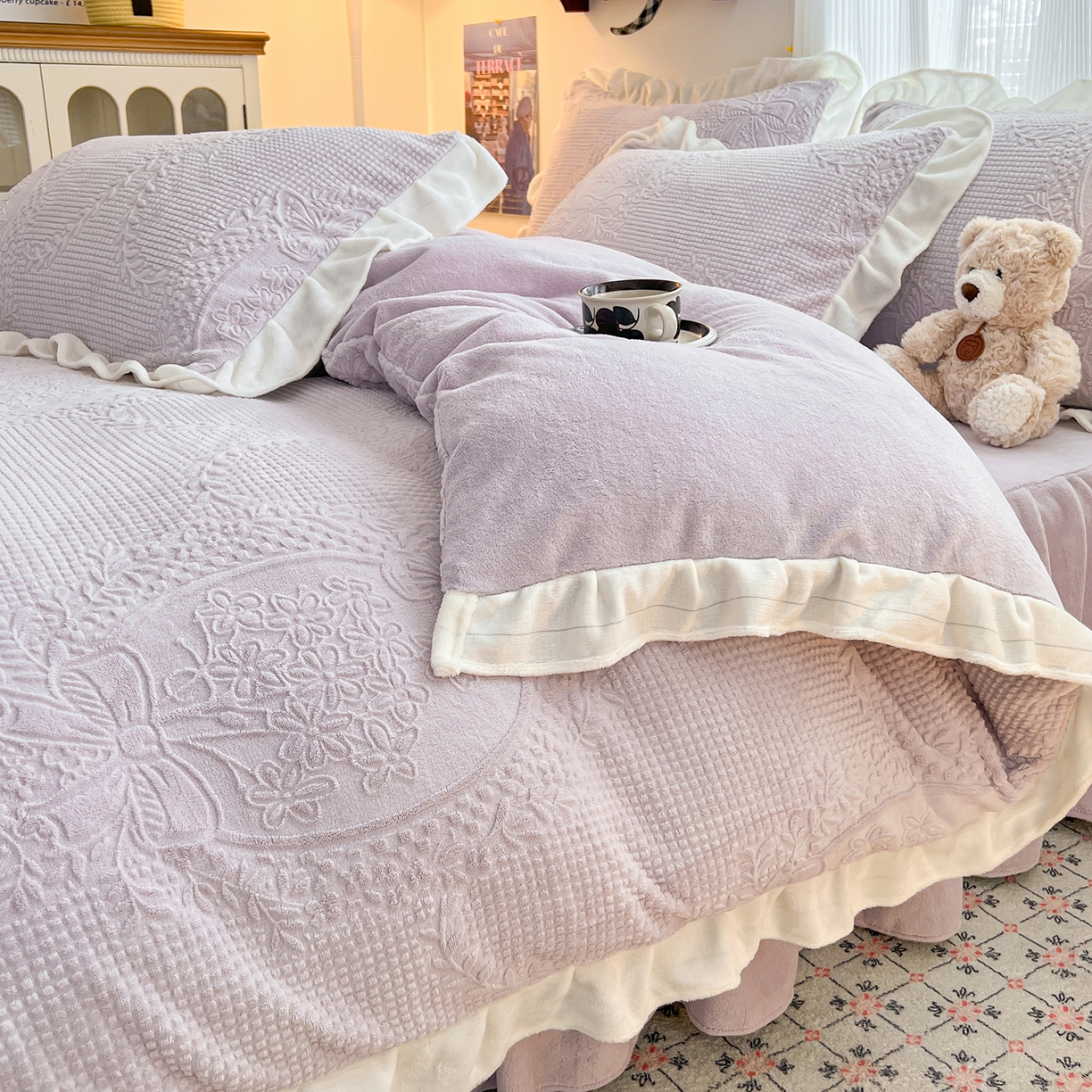 91家纺网 家纺一手货源 找家纺 安哆啦家纺 2025新款法式雕花牛奶绒花边四件套 花精灵-紫