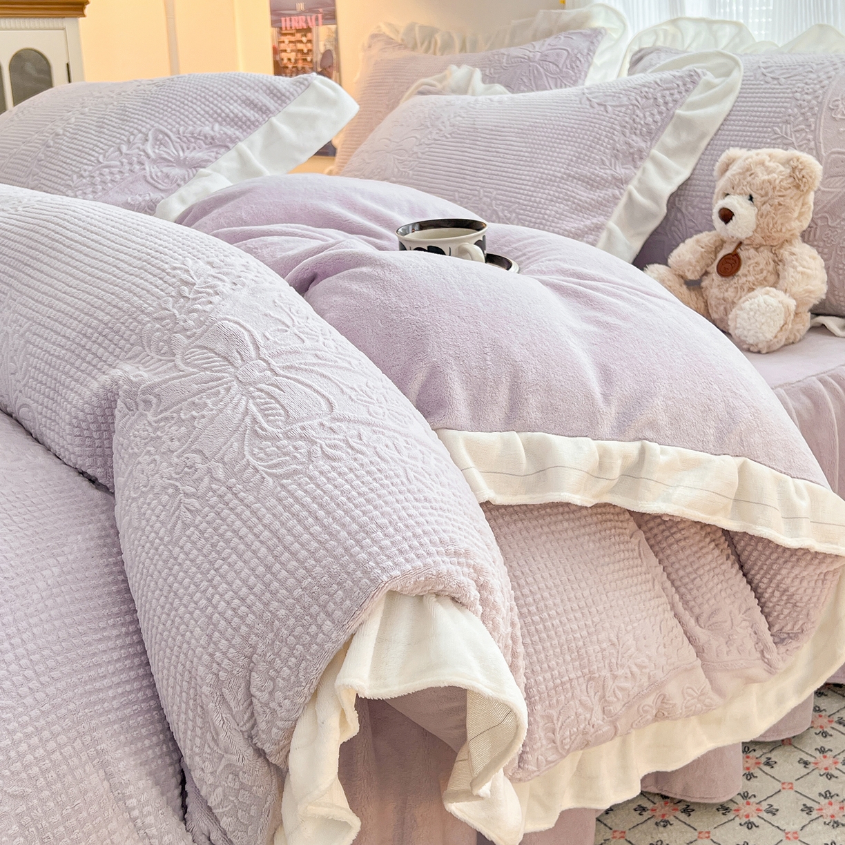 91家纺网 家纺一手货源 找家纺 安哆啦家纺 2025新款法式雕花牛奶绒花边四件套 花精灵-紫