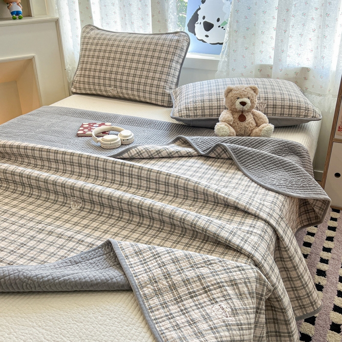 91家纺网 家纺一手货源 找家纺 沐纯家居 2025新款婴儿绒纯棉水洗床盖月光格-灰