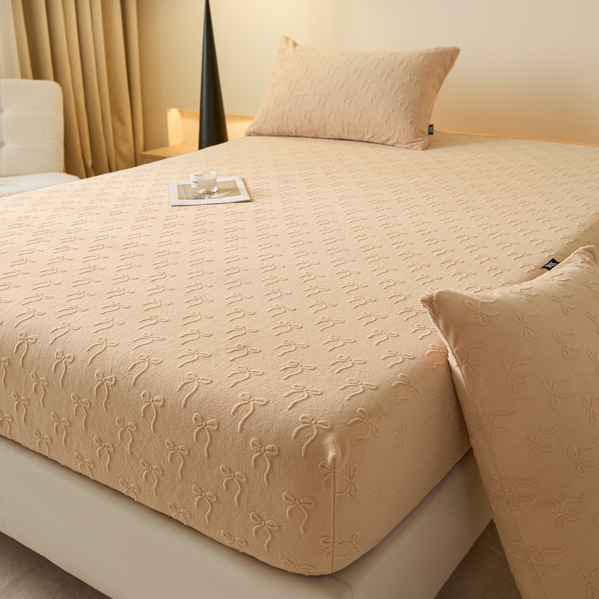 91家纺网 家纺一手货源 找家纺 乐美家纺 2025新款A类高克重牛奶绒雕花床笠三件套 星梦蝶结（奶咖）