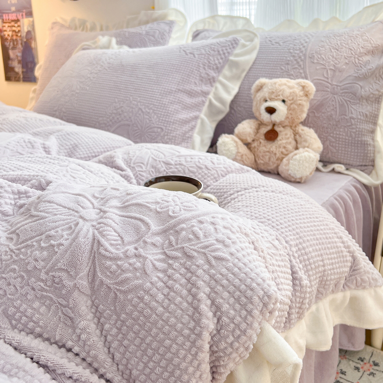 91家纺网 家纺一手货源 找家纺 安哆啦家纺 2025新款法式雕花牛奶绒花边四件套 花精灵-紫