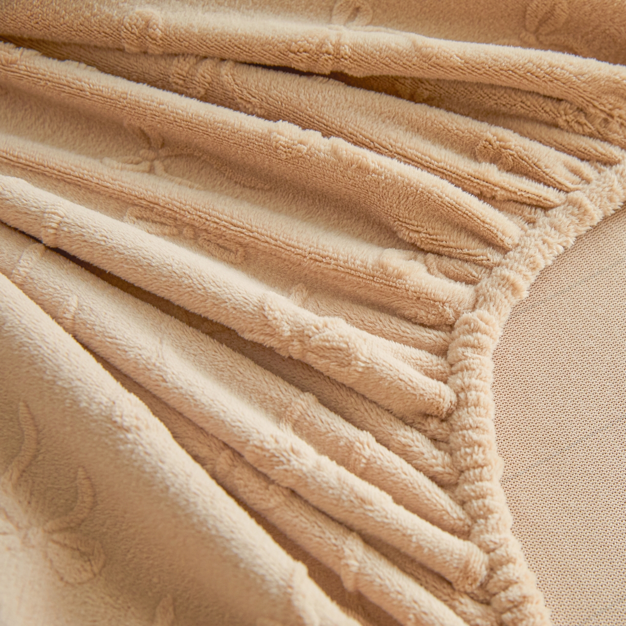 91家纺网 家纺一手货源 找家纺 乐美家纺 2025新款A类高克重牛奶绒雕花床笠三件套 星梦蝶结（奶咖）