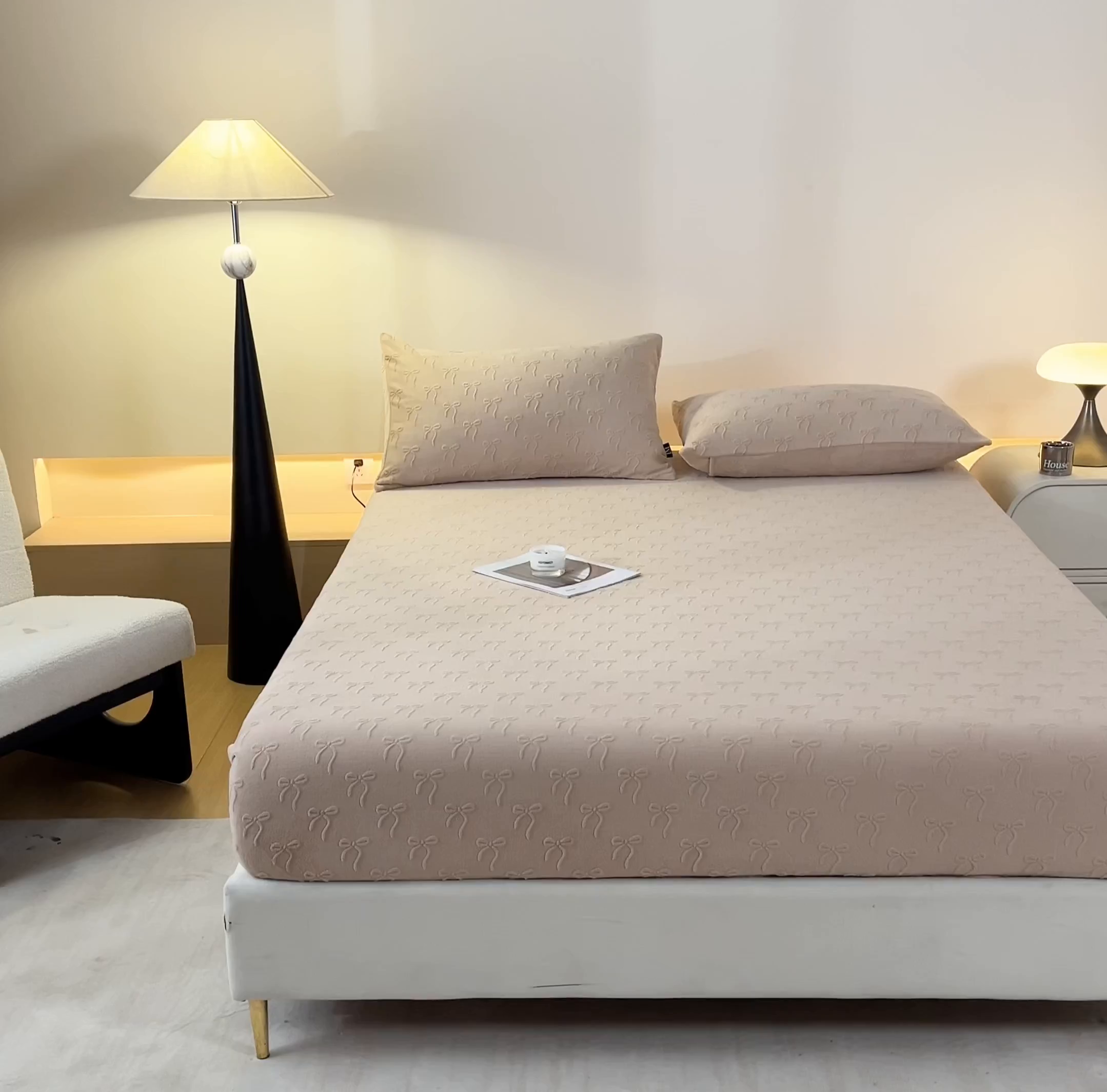 91家纺网 家纺一手货源 找家纺 乐美家纺 2025新款A类高克重牛奶绒雕花床笠三件套 星梦蝶结（奶咖）