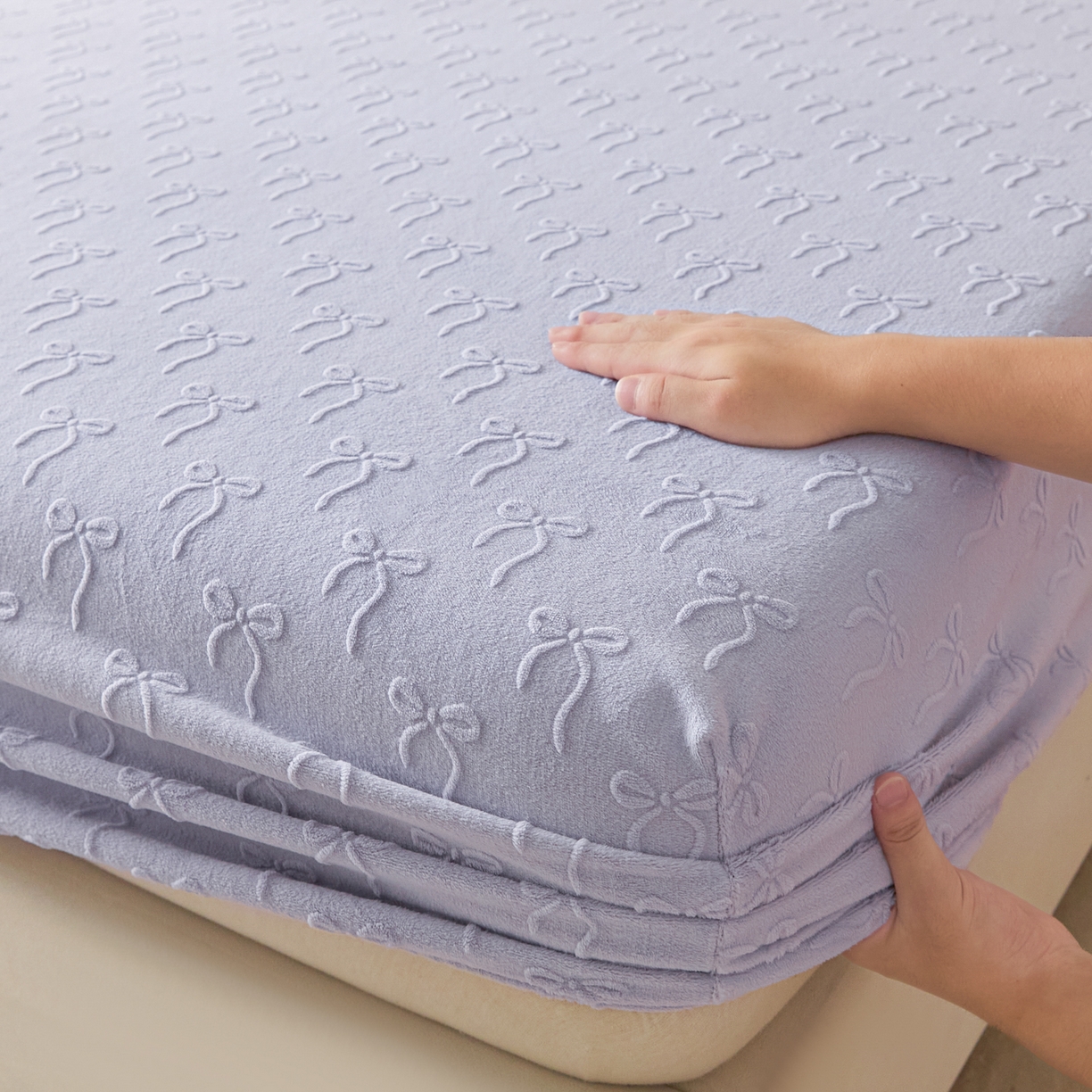 91家纺网 家纺一手货源 找家纺 乐美家纺 2025新款A类高克重牛奶绒雕花床笠三件套 星梦蝶结（紫）