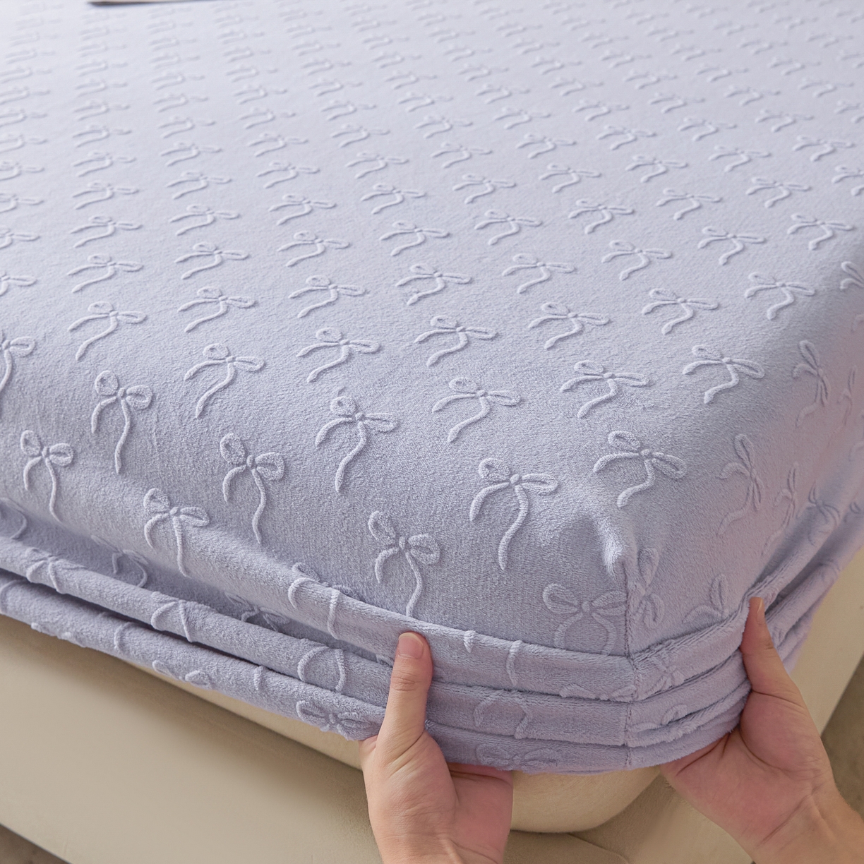 91家纺网 家纺一手货源 找家纺 乐美家纺 2025新款A类高克重牛奶绒雕花床笠三件套 星梦蝶结（紫）