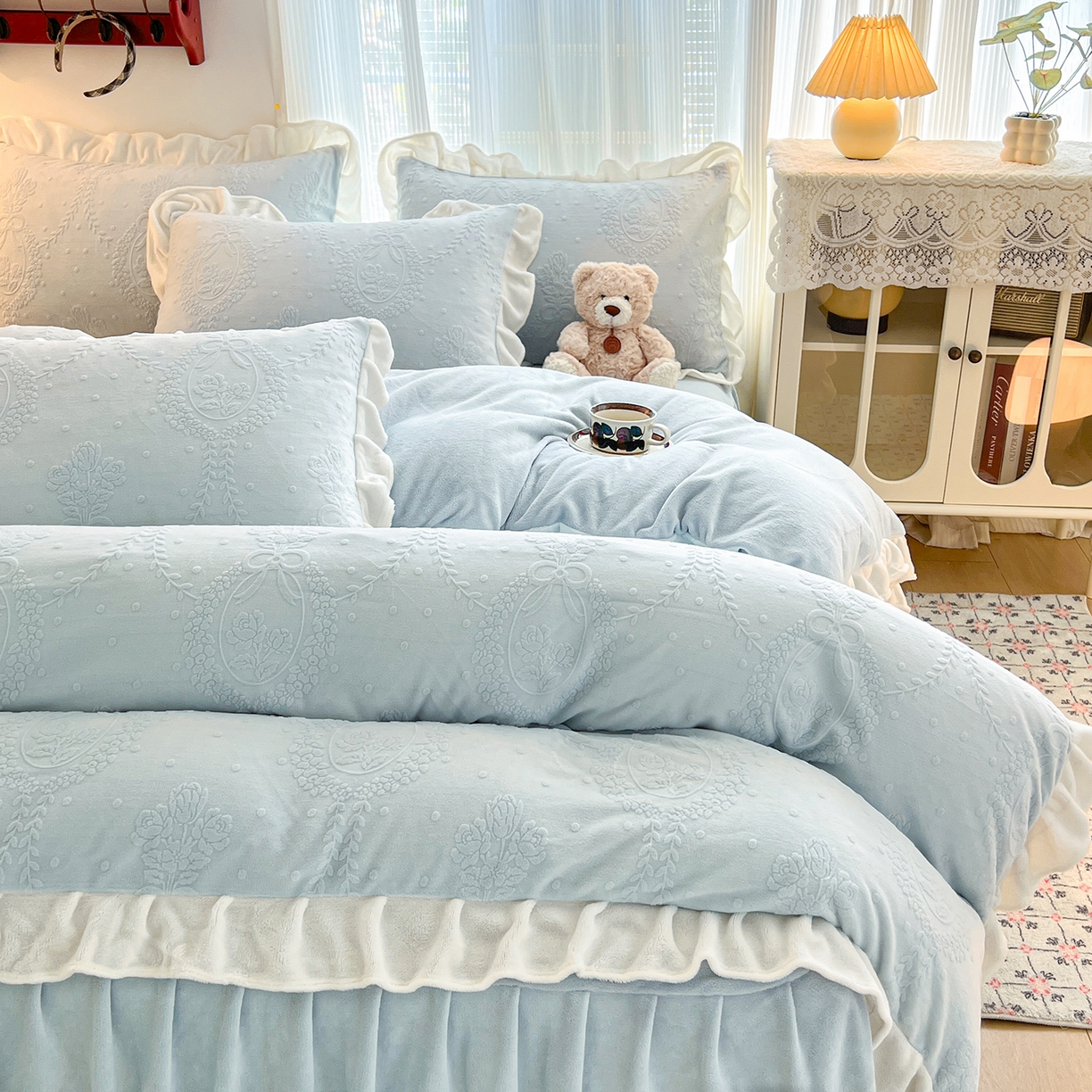 91家纺网 家纺一手货源 找家纺 安哆啦家纺 2025新款法式雕花牛奶绒花边四件套 花漾浅梦-兰