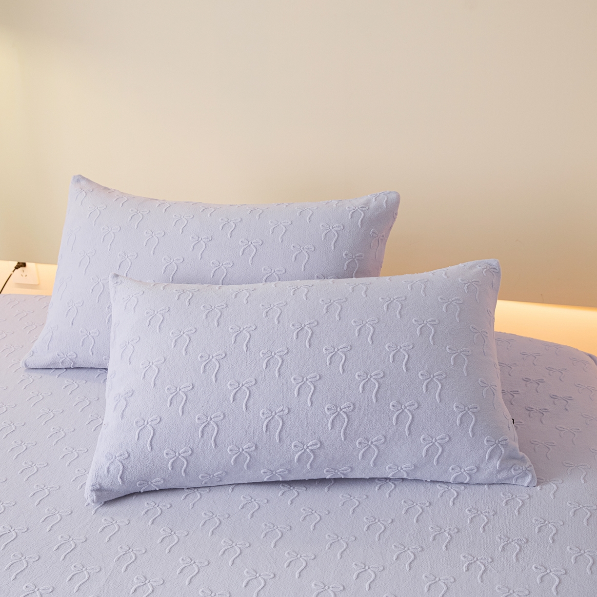 91家纺网 家纺一手货源 找家纺 乐美家纺 2025新款A类高克重牛奶绒雕花床笠三件套 星梦蝶结（紫）