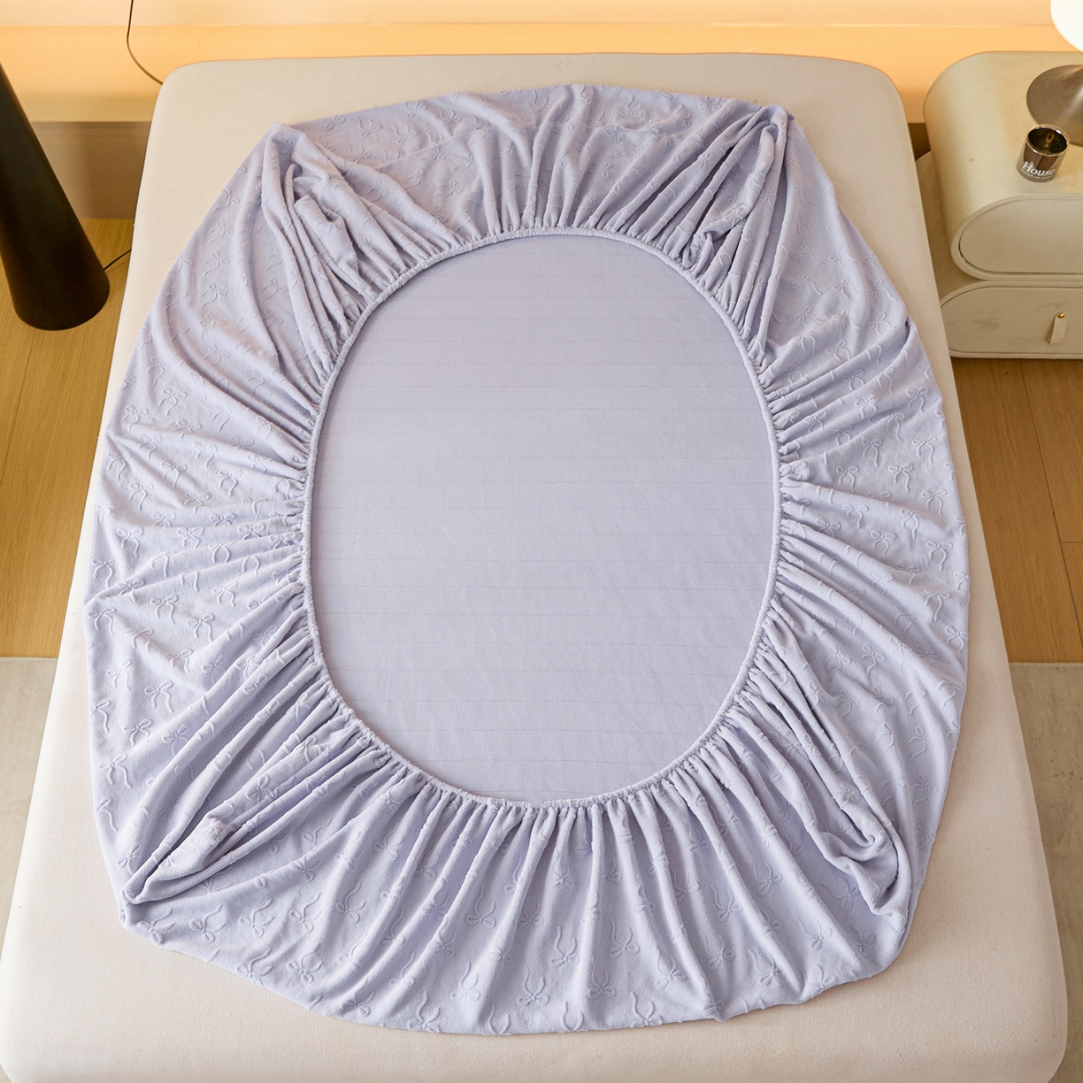 91家纺网 家纺一手货源 找家纺 乐美家纺 2025新款A类高克重牛奶绒雕花床笠三件套 星梦蝶结（紫）