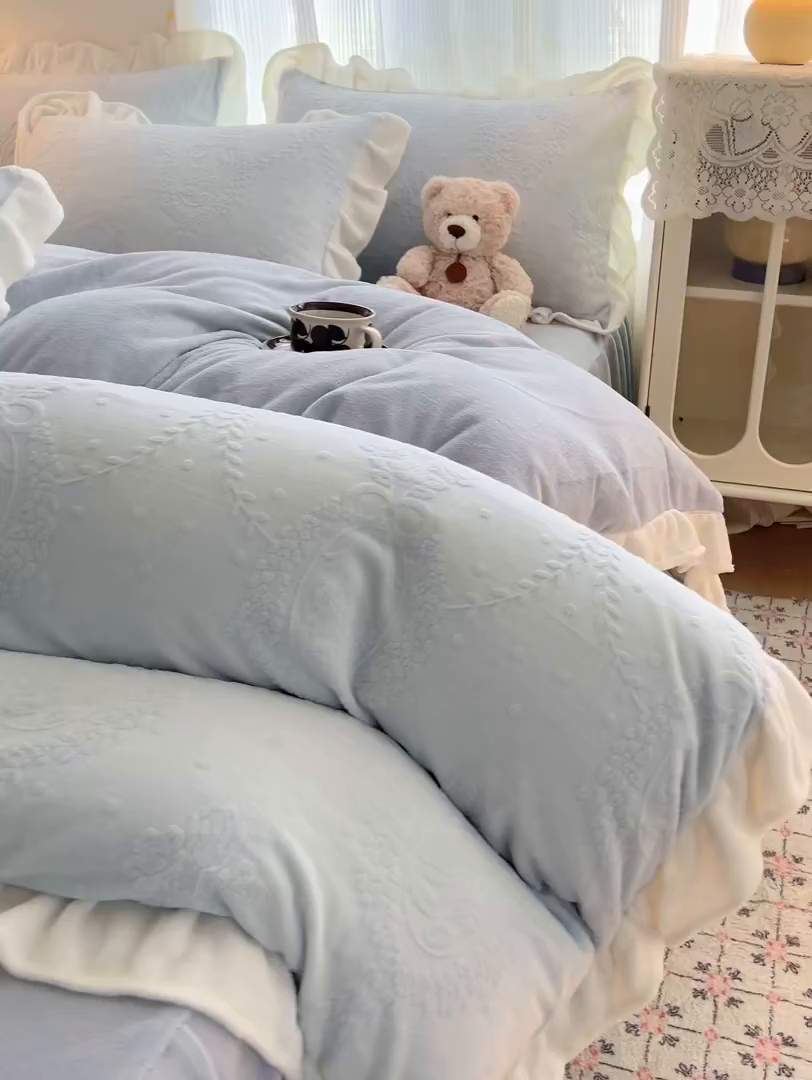 91家纺网 家纺一手货源 找家纺 安哆啦家纺 2025新款法式雕花牛奶绒花边四件套 花漾浅梦-兰