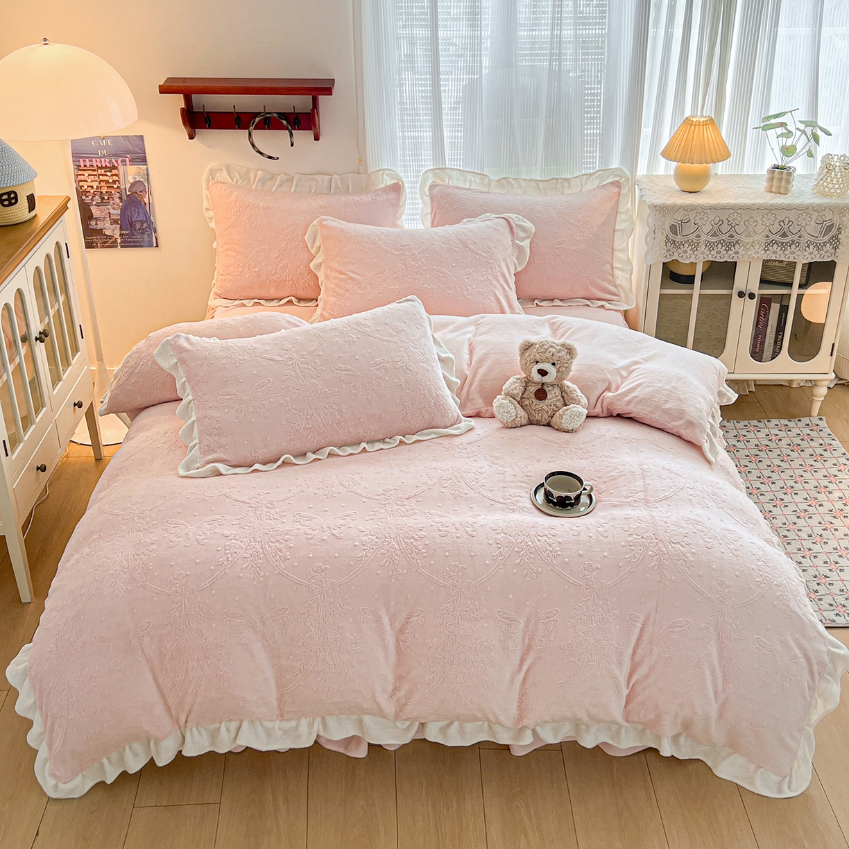 91家纺网 家纺一手货源 找家纺 安哆啦家纺 2025新款法式雕花牛奶绒花边四件套 花中蝶-粉