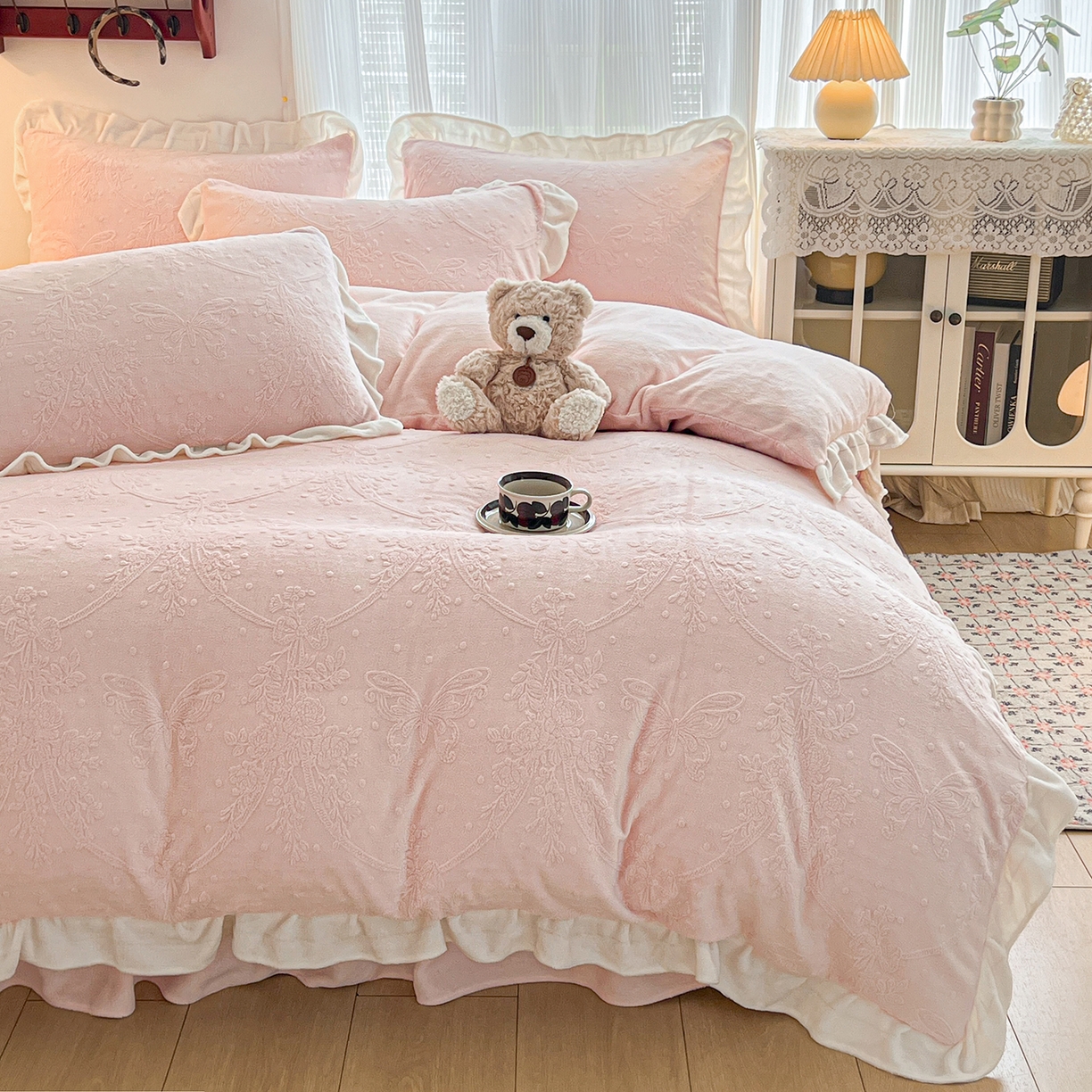 91家纺网 家纺一手货源 找家纺 安哆啦家纺 2025新款法式雕花牛奶绒花边四件套 花中蝶-粉