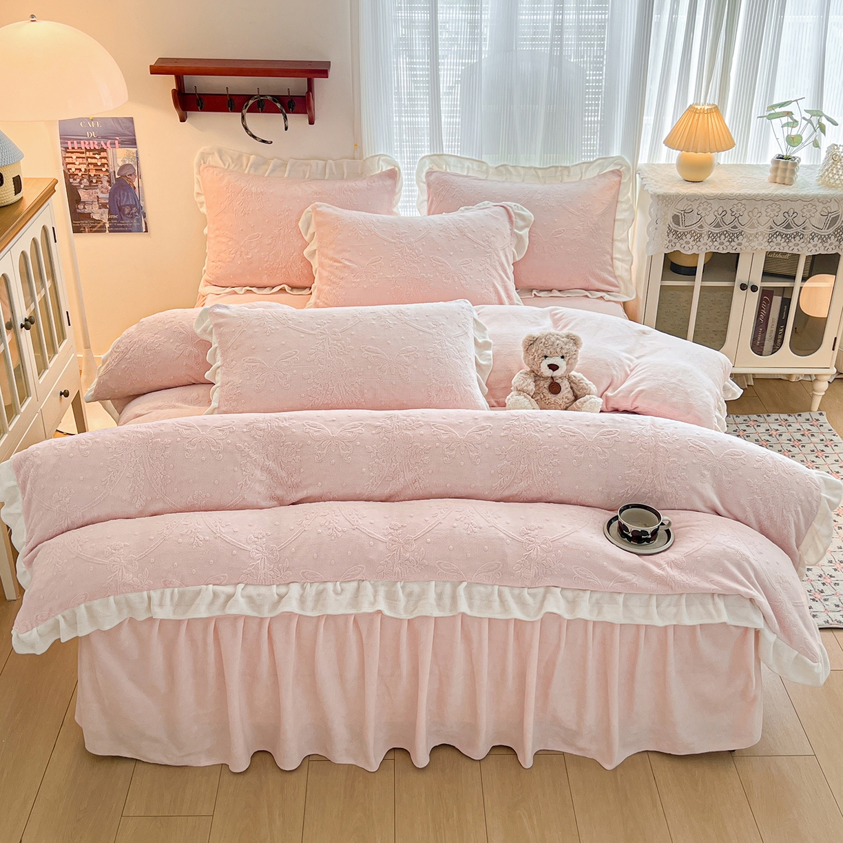 91家纺网 家纺一手货源 找家纺 安哆啦家纺 2025新款法式雕花牛奶绒花边四件套 花中蝶-粉