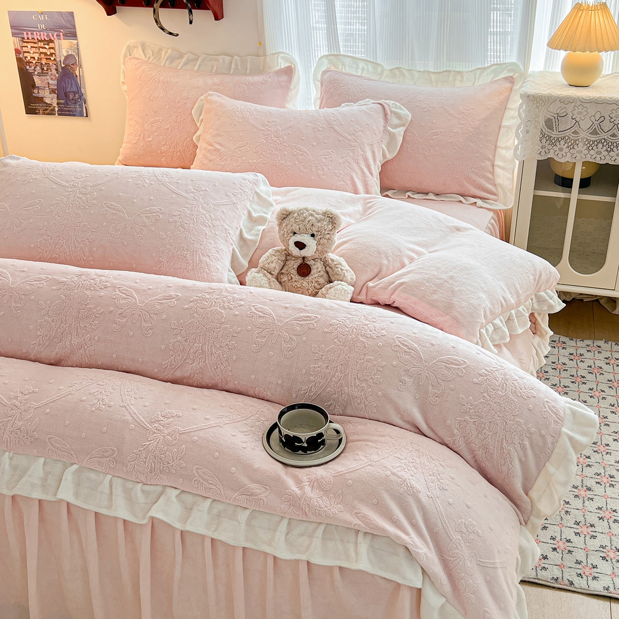 91家纺网 家纺一手货源 找家纺 安哆啦家纺 2025新款法式雕花牛奶绒花边四件套 花中蝶-粉