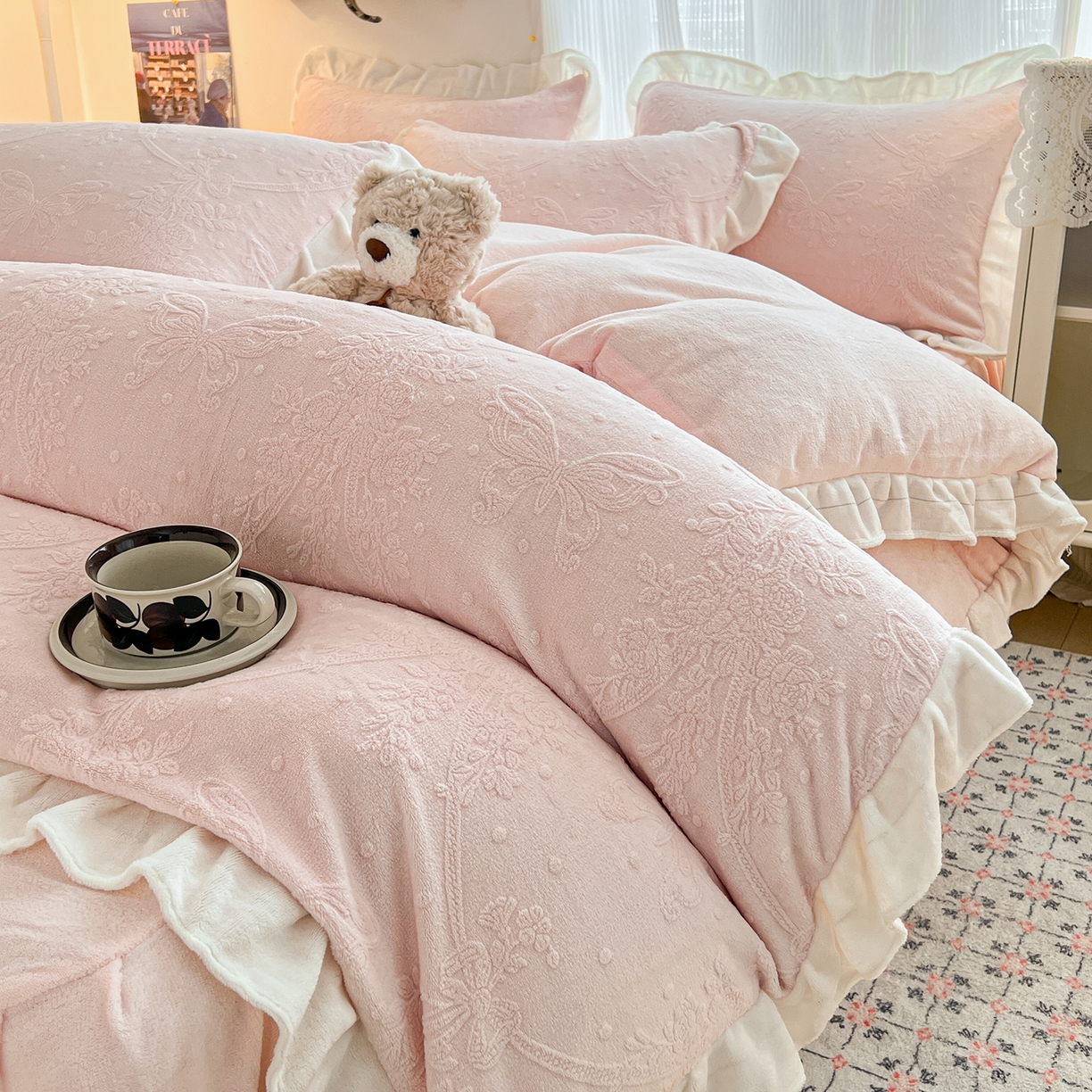 91家纺网 家纺一手货源 找家纺 安哆啦家纺 2025新款法式雕花牛奶绒花边四件套 花中蝶-粉