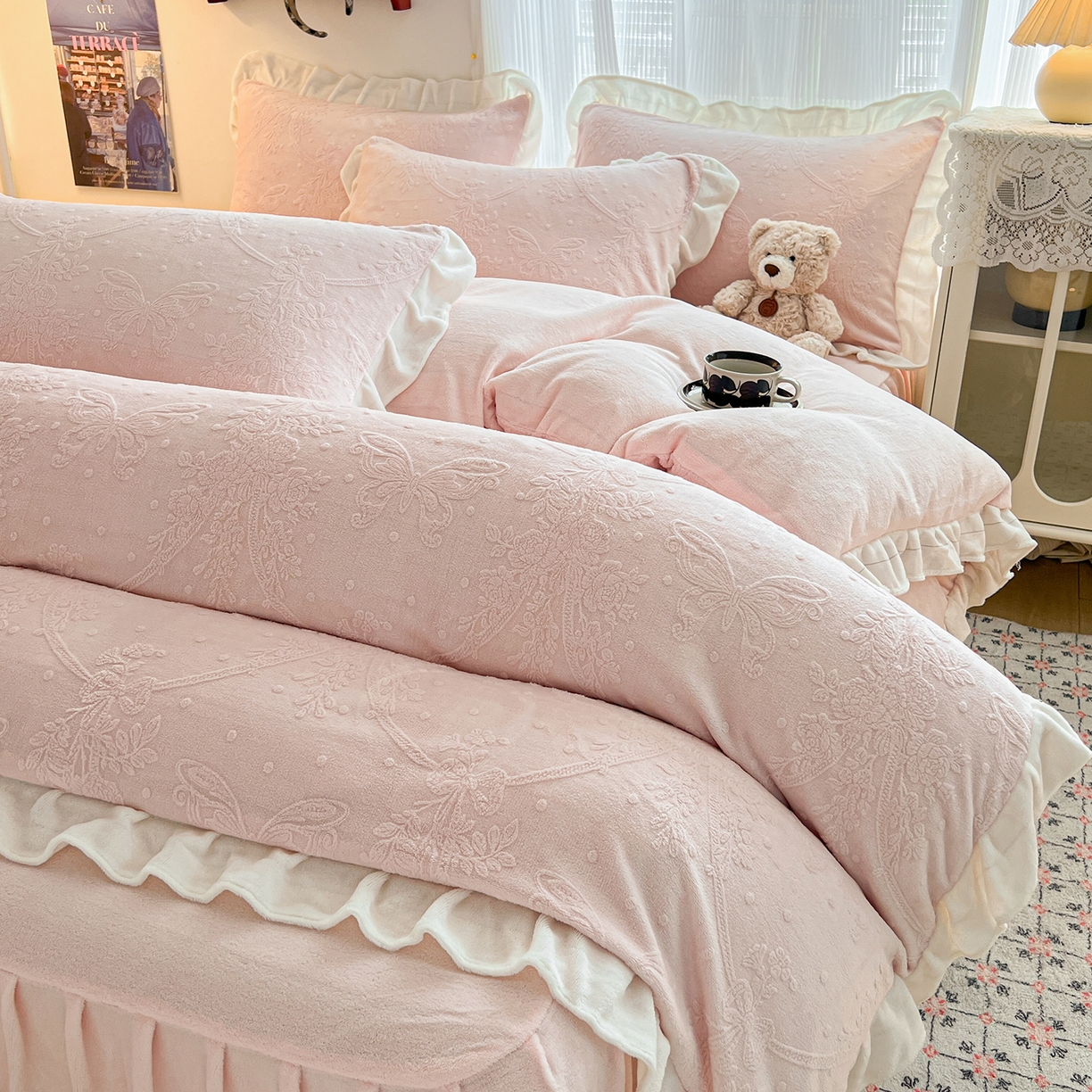 91家纺网 家纺一手货源 找家纺 安哆啦家纺 2025新款法式雕花牛奶绒花边四件套 花中蝶-粉