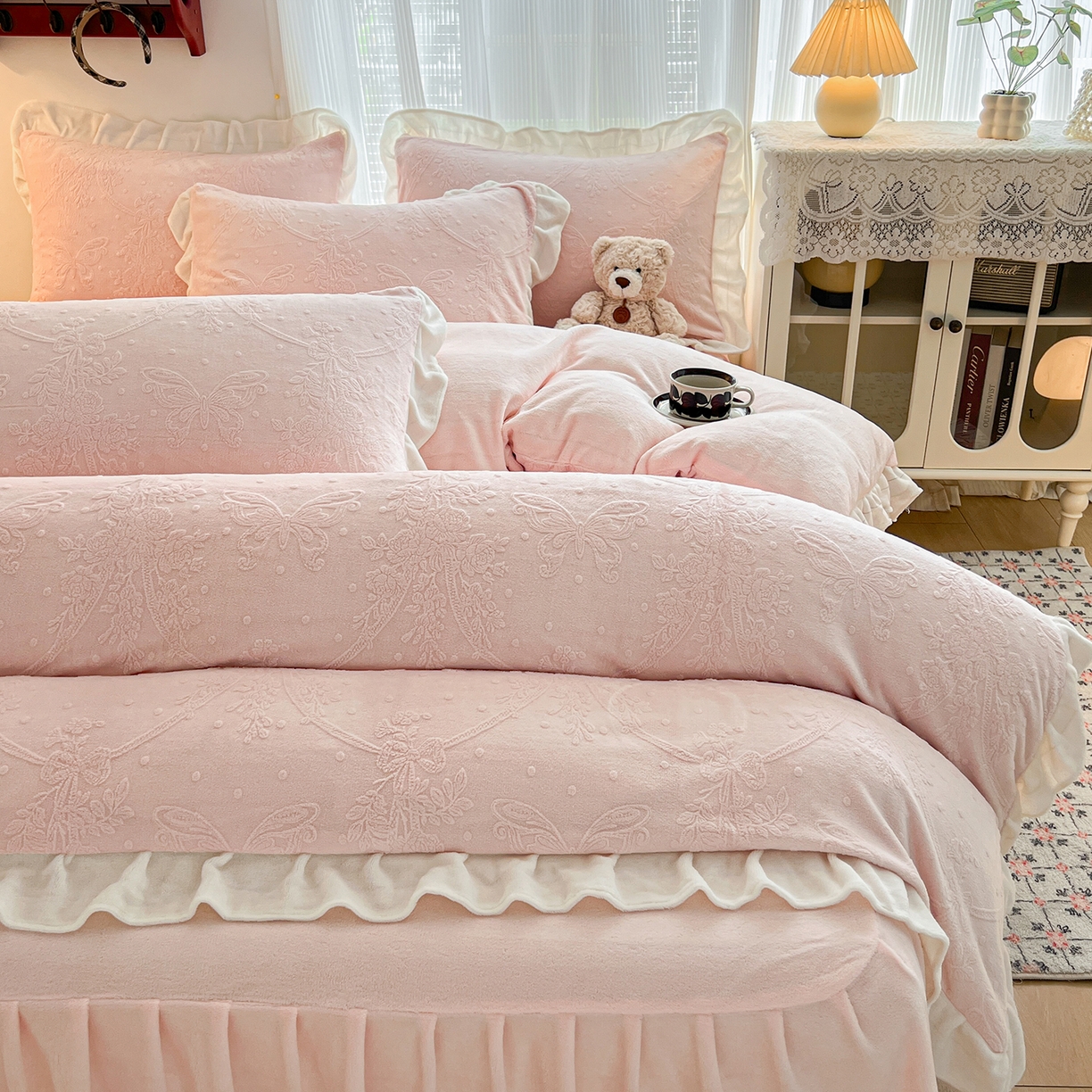 91家纺网 家纺一手货源 找家纺 安哆啦家纺 2025新款法式雕花牛奶绒花边四件套 花中蝶-粉