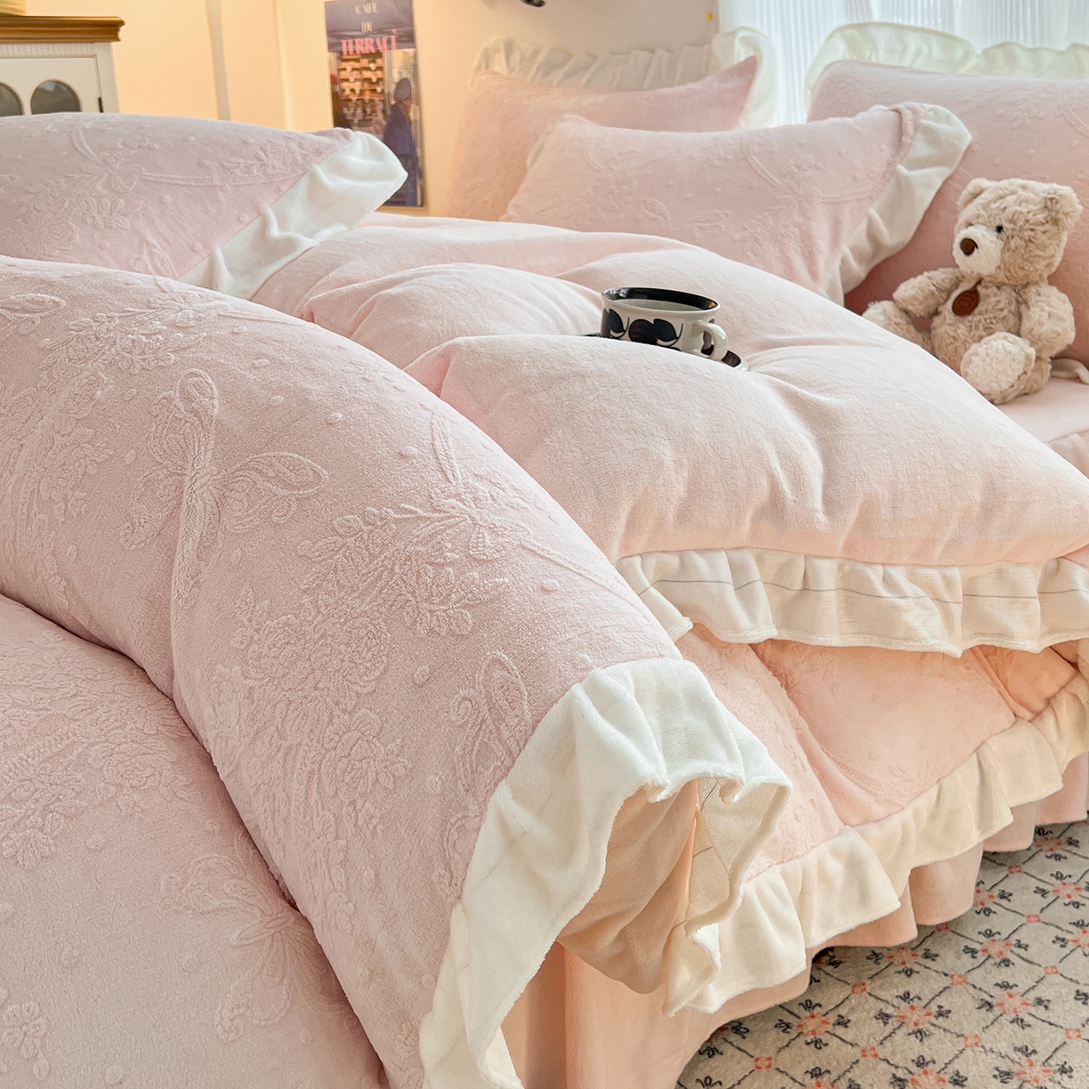 91家纺网 家纺一手货源 找家纺 安哆啦家纺 2025新款法式雕花牛奶绒花边四件套 花中蝶-粉