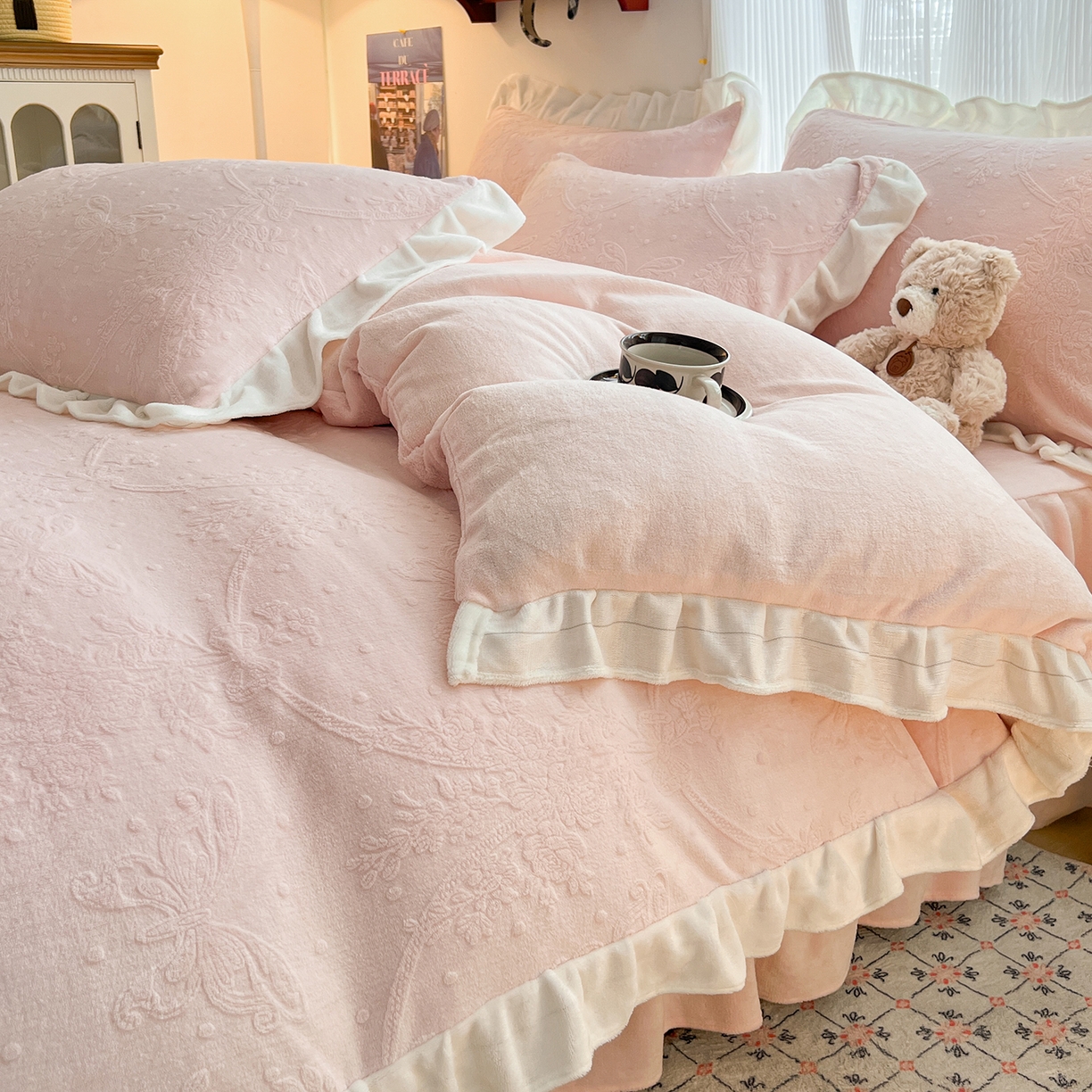 91家纺网 家纺一手货源 找家纺 安哆啦家纺 2025新款法式雕花牛奶绒花边四件套 花中蝶-粉