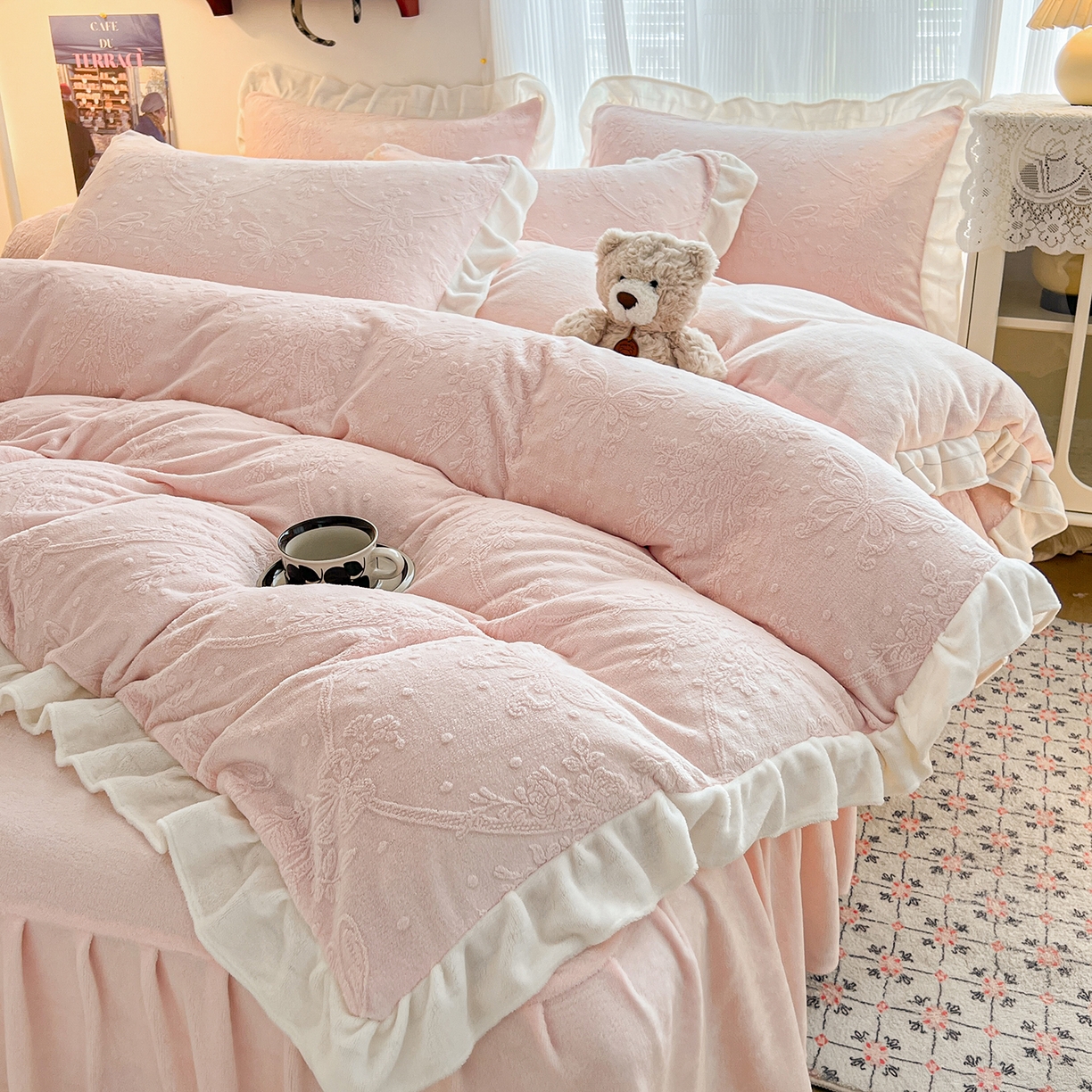 91家纺网 家纺一手货源 找家纺 安哆啦家纺 2025新款法式雕花牛奶绒花边四件套 花中蝶-粉