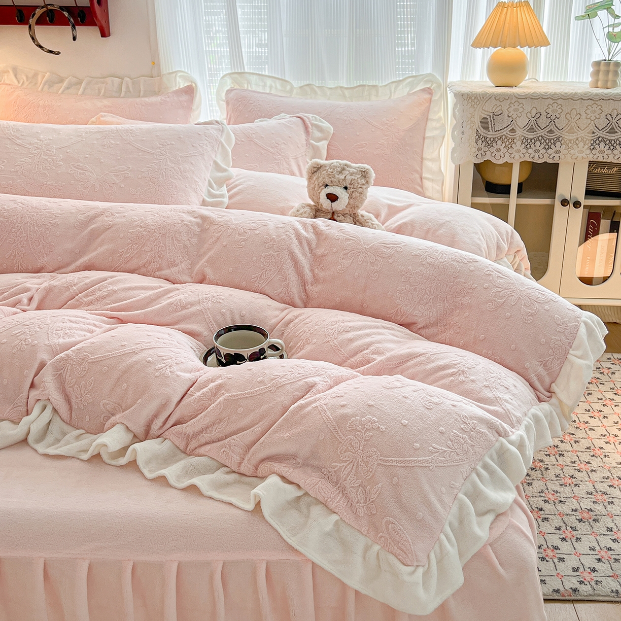 91家纺网 家纺一手货源 找家纺 安哆啦家纺 2025新款法式雕花牛奶绒花边四件套 花中蝶-粉